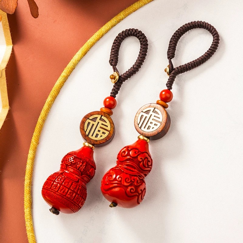 Women'S Fashion Jewellery - ファッション性の高い、赤い辰砂色の翡翠製瓢箪型キーチェーンペンダントネックレス。中国の伝統工芸による手彫りで、癒やし効果があり、女性への幸運を願う贈り物や、男性へのギフトとしても最適。