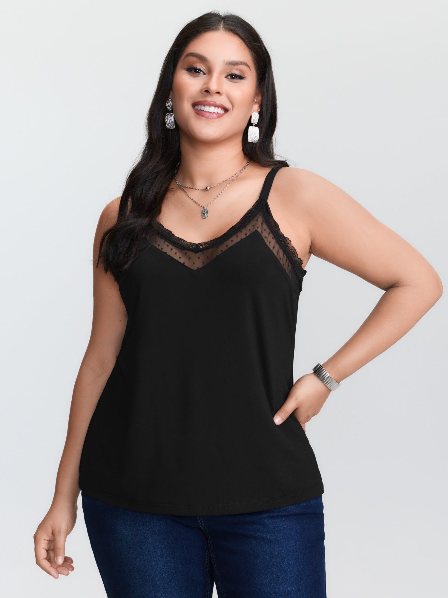 Lace Trim Cami - プラスサイズ対応の黒いニットキャミソール。コントラストカラーのメッシュ素材を使用したVネックデザインで、細いスパゲッティストラップが付いています。通常丈。