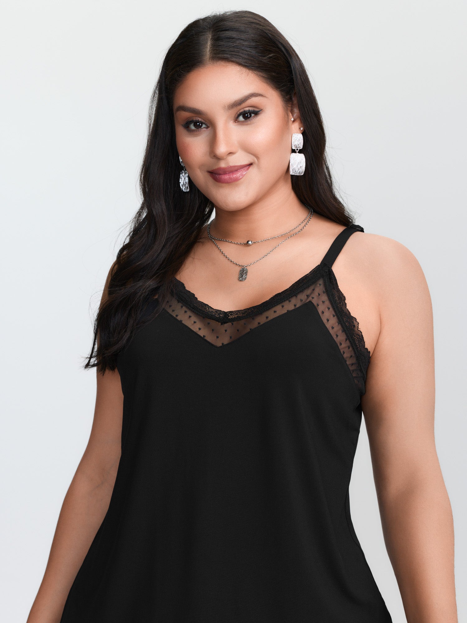 プラスサイズ対応の黒いニットキャミソール。コントラストカラー - Lace Trim Cami のレビューと価格