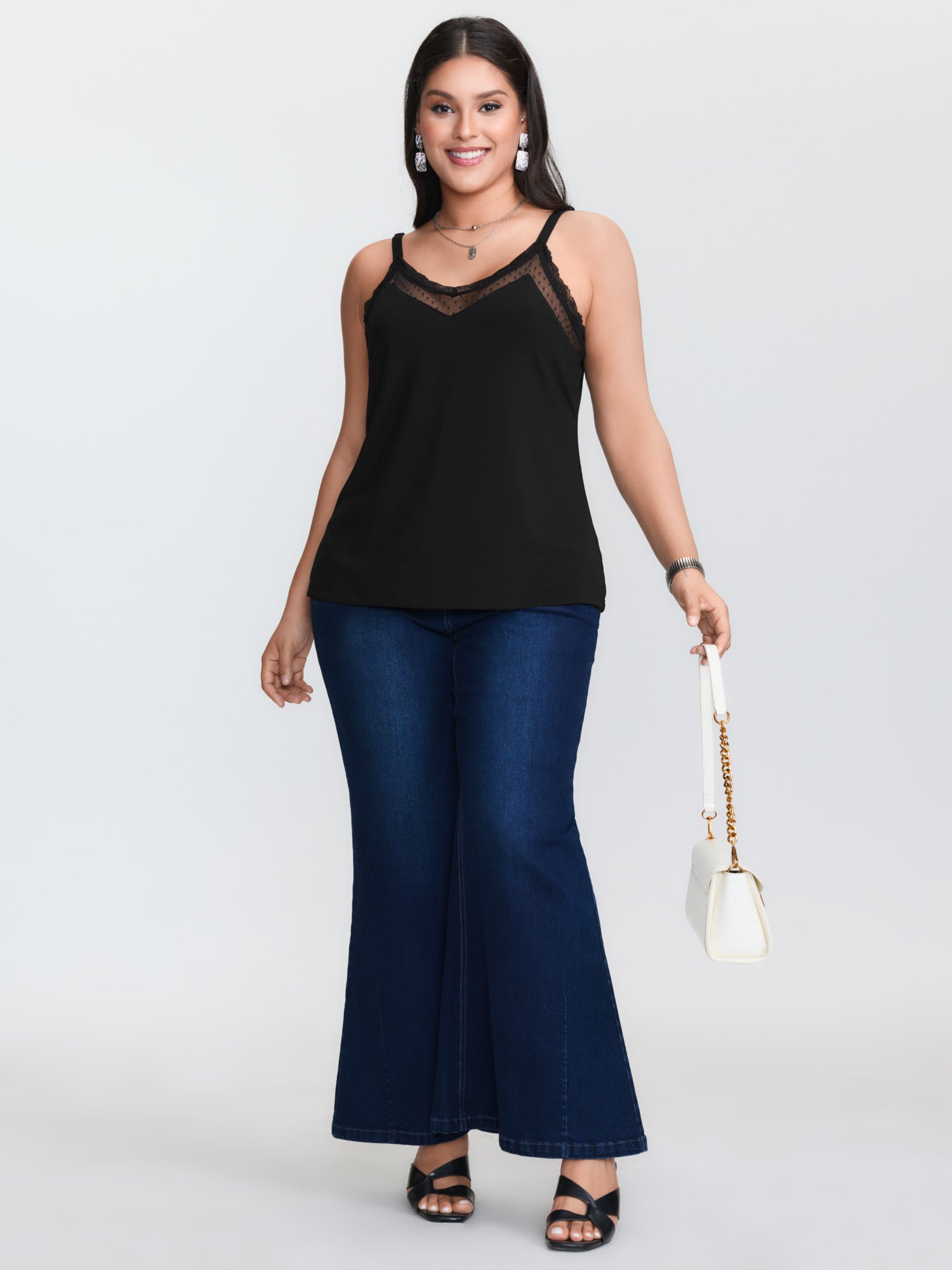 プラスサイズ対応の黒いニットキャミソール。コントラストカラー - Lace Trim Cami のレビューと価格